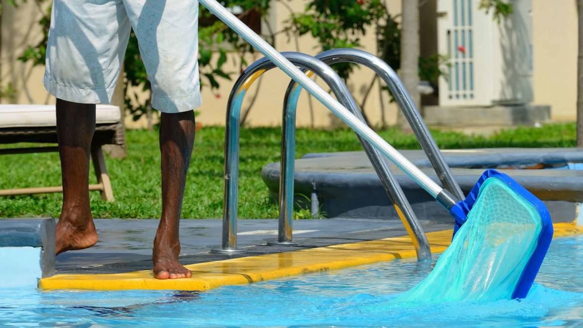 How to clean a swimming pool