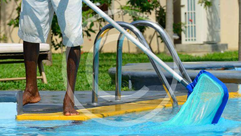 How to clean a swimming pool